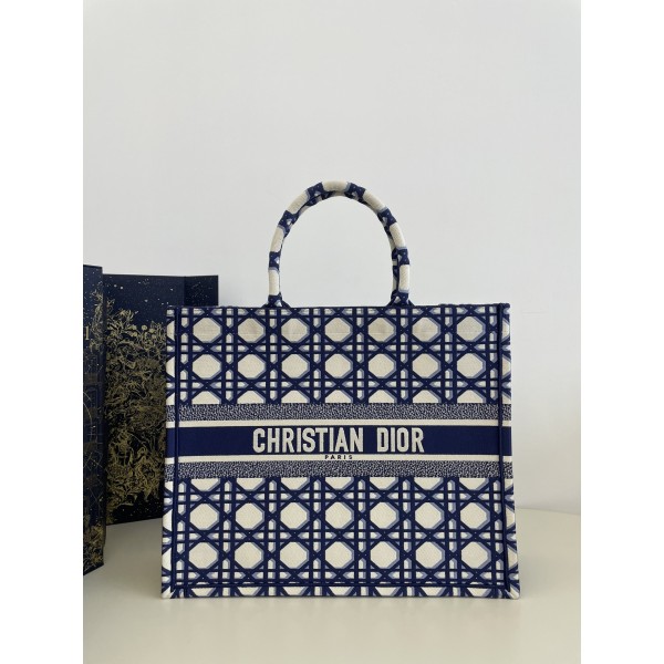 DIOR Tote classic diamond grid, iconic letters