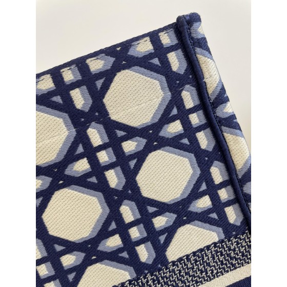 DIOR Tote classic diamond grid, iconic letters