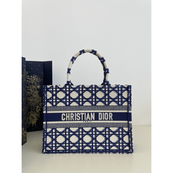 DIOR Tote classic diamond grid, iconic letters