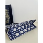 DIOR Tote classic diamond grid, iconic letters