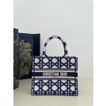 DIOR Tote classic diamond grid, iconic letters