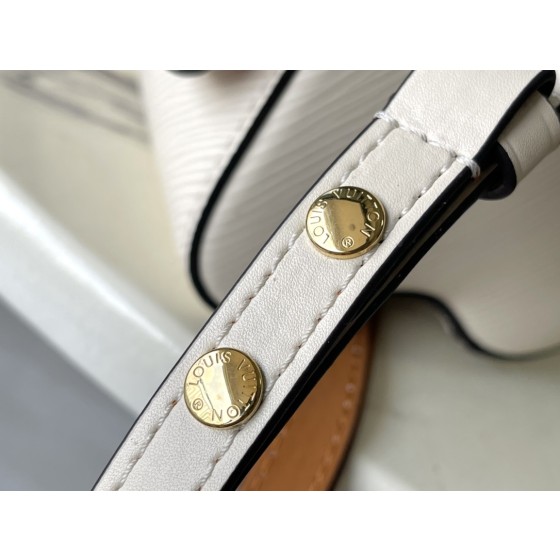 𝐋𝐎𝐔𝐈𝐒𝐕𝐔𝐈𝐓𝐓𝐎𝐍 M22236 meter white (woven) This Twist medium size handbag