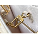 𝐋𝐎𝐔𝐈𝐒𝐕𝐔𝐈𝐓𝐓𝐎𝐍 M45661 handbag is the latest successor to this Ontogo mini shopping bag