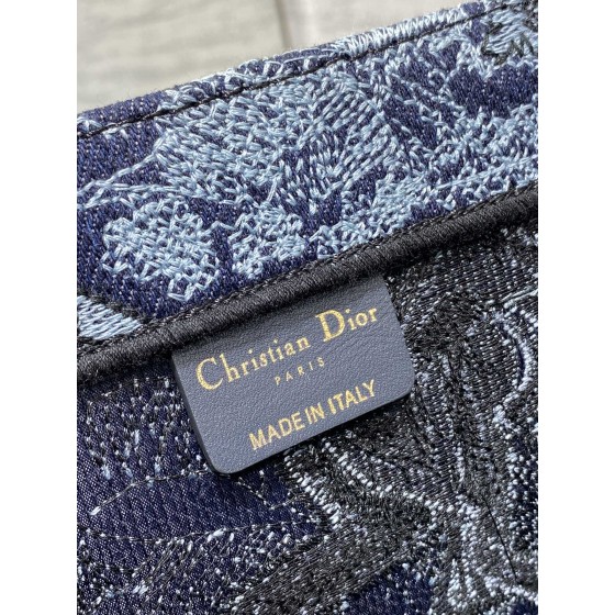 Dior Tote's latest concept zoo spring and summer series