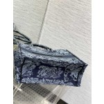 Dior Tote's latest concept zoo spring and summer series