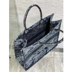 Dior Tote's latest concept zoo spring and summer series