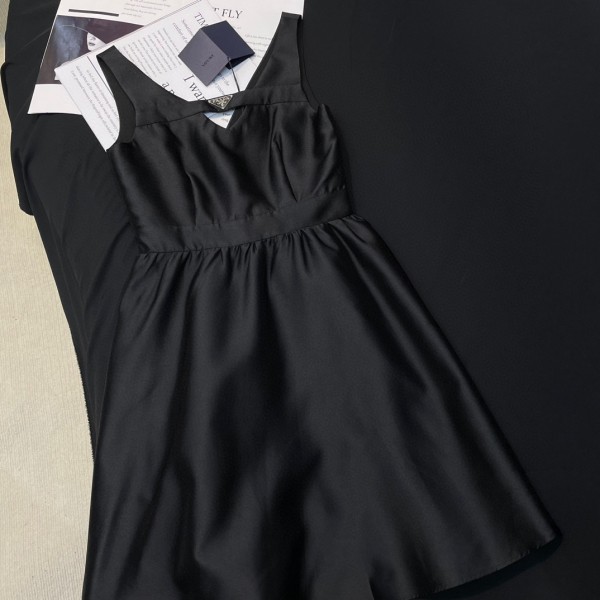 Satin twill inlaid triangle decoration V-neck sleeveless vest umbrella skirt