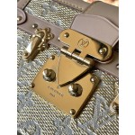 𝐋𝐎𝐔𝐈𝐒𝐕𝐔𝐈𝐓𝐓𝐎𝐍 N22882 Gold