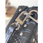 𝐋𝐎𝐔𝐈𝐒𝐕𝐔𝐈𝐓𝐓𝐎𝐍 M21462 crocodile pattern Petite Malle handbag