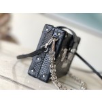 𝐋𝐎𝐔𝐈𝐒𝐕𝐔𝐈𝐓𝐓𝐎𝐍 M21462 crocodile pattern Petite Malle handbag