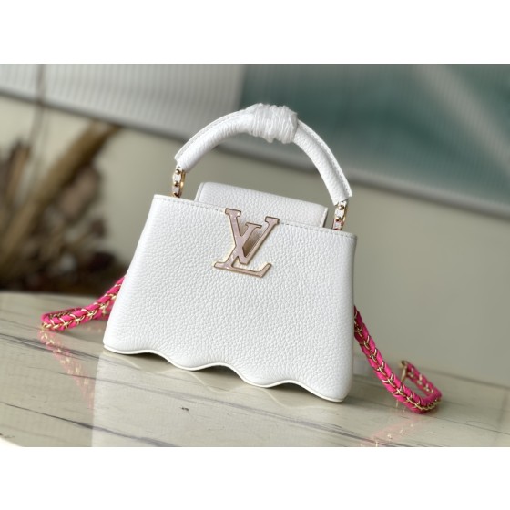 𝐋𝐎𝐔𝐈𝐒𝐕𝐔𝐈𝐓𝐓𝐎𝐍 M22121 White Mini Capshell Mini Handbag