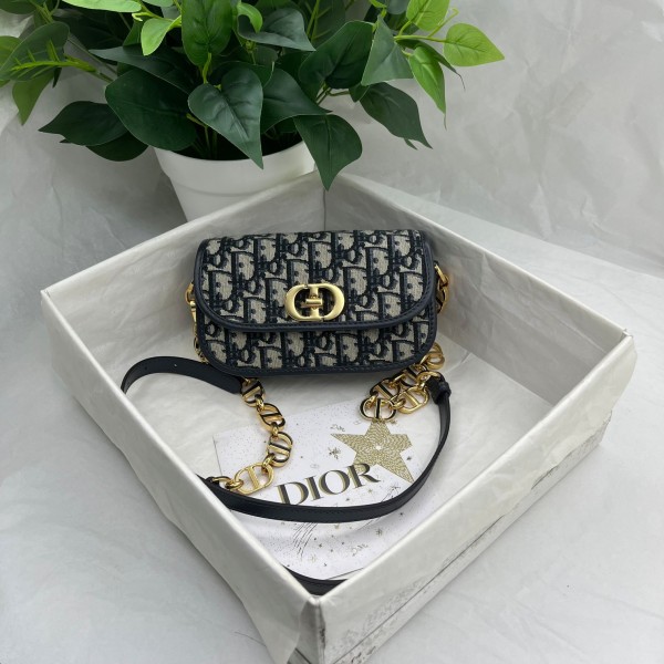 Dior   M9261  CD 扣环 背面 30 Montaigne 压花标志