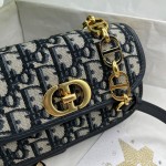 Dior   M9261  CD 扣环 背面 30 Montaigne 压花标志