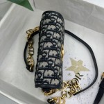 Dior   M9261  CD 扣环 背面 30 Montaigne 压花标志