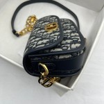 Dior   M9261  CD 扣环 背面 30 Montaigne 压花标志