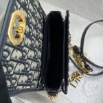 Dior   M9261  CD 扣环 背面 30 Montaigne 压花标志