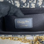 Dior   M9261  CD 扣环 背面 30 Montaigne 压花标志