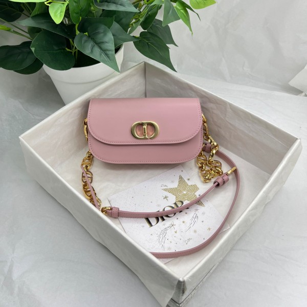 Dior   M9261  CD 扣环 背面 30 Montaigne 压花标志