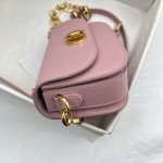 Dior   M9261  CD 扣环 背面 30 Montaigne 压花标志
