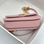 Dior   M9261  CD 扣环 背面 30 Montaigne 压花标志