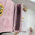 Dior   M9261  CD 扣环 背面 30 Montaigne 压花标志