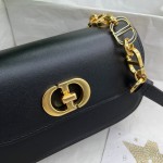 Dior   M9261  CD 扣环 背面 30 Montaigne 压花标志