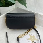 Dior   M9261  CD 扣环 背面 30 Montaigne 压花标志