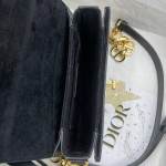 Dior   M9261  CD 扣环 背面 30 Montaigne 压花标志