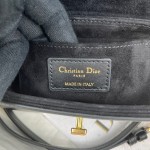 Dior   M9261  CD 扣环 背面 30 Montaigne 压花标志