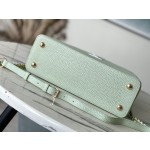 𝐋𝐎𝐔𝐈𝐒𝐕𝐔𝐈𝐓𝐓𝐎𝐍 M22916/M48865 Medium Apple Green with White Chain Bar This CAPUCINES handbag