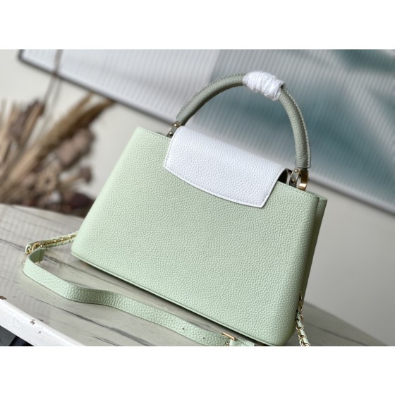 𝐋𝐎𝐔𝐈𝐒𝐕𝐔𝐈𝐓𝐓𝐎𝐍 M22916/M48865 Medium Apple Green with White Chain Bar This CAPUCINES handbag