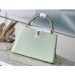 𝐋𝐎𝐔𝐈𝐒𝐕𝐔𝐈𝐓𝐓𝐎𝐍 M22916/M48865 Medium Apple Green with White Chain Bar This CAPUCINES handbag