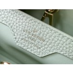 𝐋𝐎𝐔𝐈𝐒𝐕𝐔𝐈𝐓𝐓𝐎𝐍 M22916/M48865 Medium Apple Green with White Chain Bar This CAPUCINES handbag