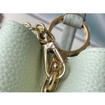 𝐋𝐎𝐔𝐈𝐒𝐕𝐔𝐈𝐓𝐓𝐎𝐍 M22916/M48865 Small Apple Green with White Chain Strips This CAPUCINES handbag