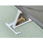 𝐋𝐎𝐔𝐈𝐒𝐕𝐔𝐈𝐓𝐓𝐎𝐍 M22916/M48865 mini Apple green with white chain. This CAPUCINES handbag