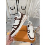 Louis Vuitton couple's latest color scheme sneakers