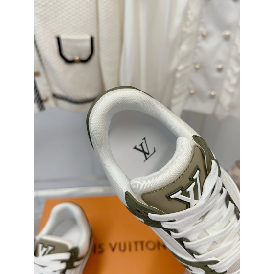 Louis Vuitton couple's latest color scheme sneakers