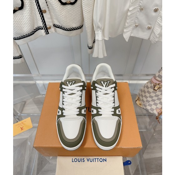 Louis Vuitton couple's latest color scheme sneakers