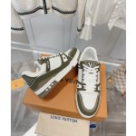 Louis Vuitton couple's latest color scheme sneakers