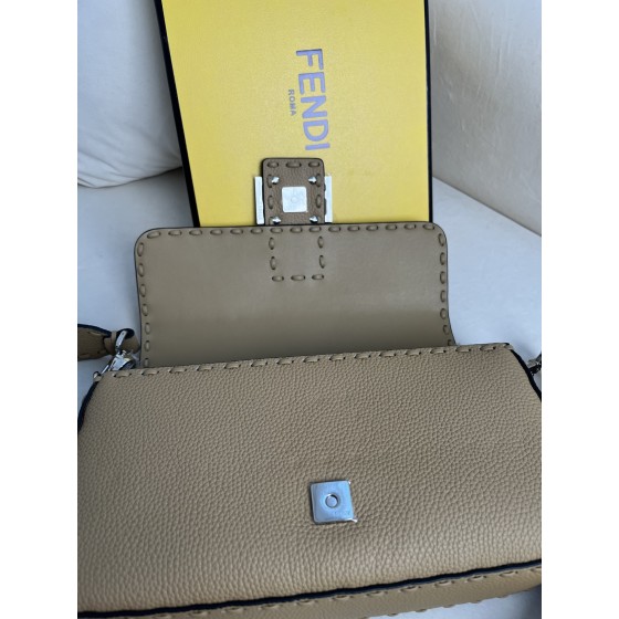 FENDI Baguette series lychee pattern model number: 600