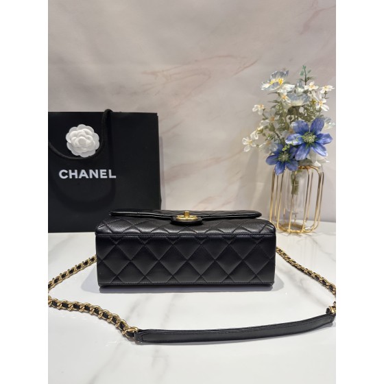 CHANEL Spring/Summer New Vintage Letter Chain Cover Bag