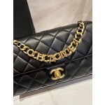 CHANEL Spring/Summer New Vintage Letter Chain Cover Bag