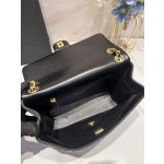 CHANEL Spring/Summer New Vintage Letter Chain Cover Bag