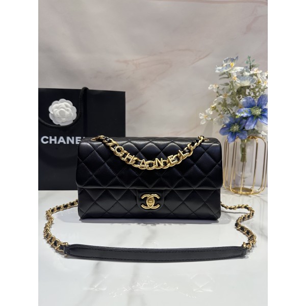 CHANEL Spring/Summer New Vintage Letter Chain Cover Bag