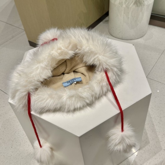 圣诞节 普拉达挂球毛线帽