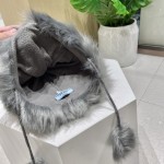 圣诞节 普拉达挂球毛线帽