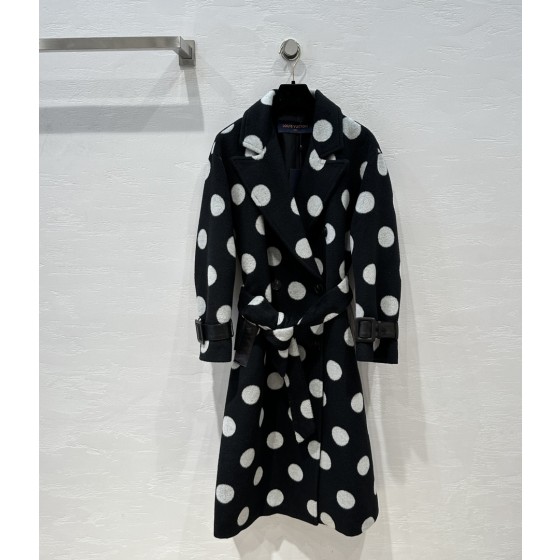 Louis Vuitton cashmere coat (consult customer service to confirm size before placing an order)