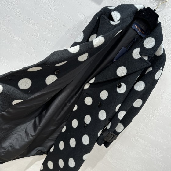 Louis Vuitton cashmere coat (consult customer service to confirm size before placing an order)