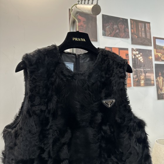 Fendi Xiaohu Sheep Vest G56 (consult customer service to confirm size before placing an order)
