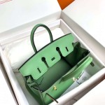 Birkin 25cm 3I Vert Criquet  Avocado green 🥑 Gold buckle with silver clasp  Original swift calfskin Beeswax thread handmade